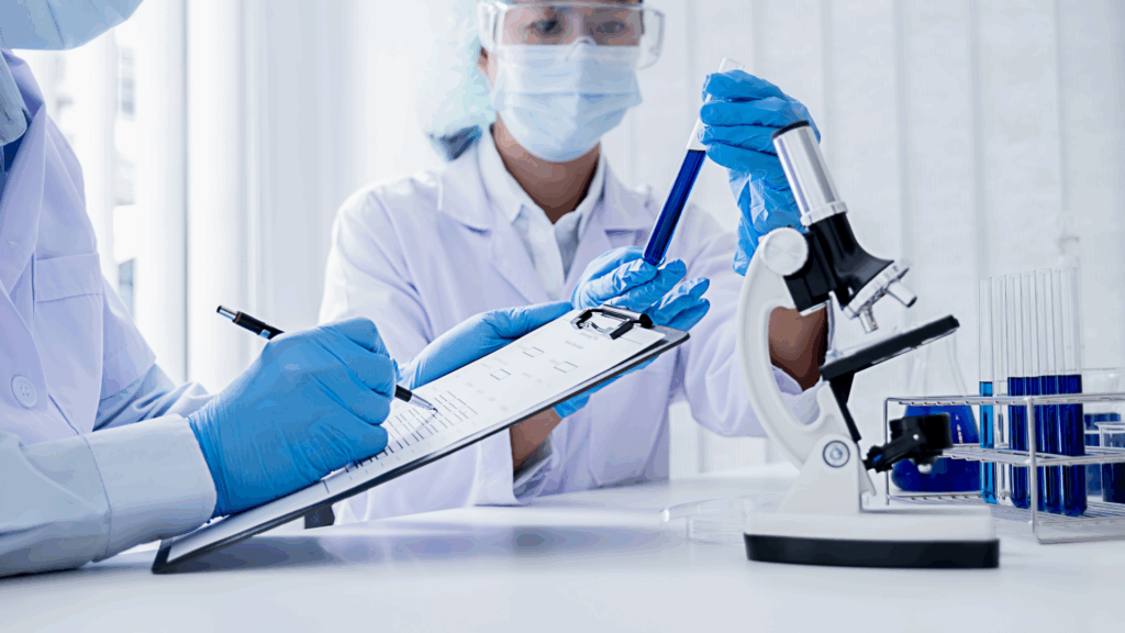 Científicos en investigación clínica