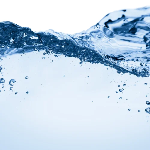 Superficie de agua potable con movimiento y burbujas.