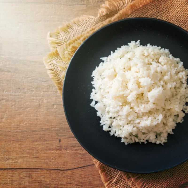 Plato con arroz blanco