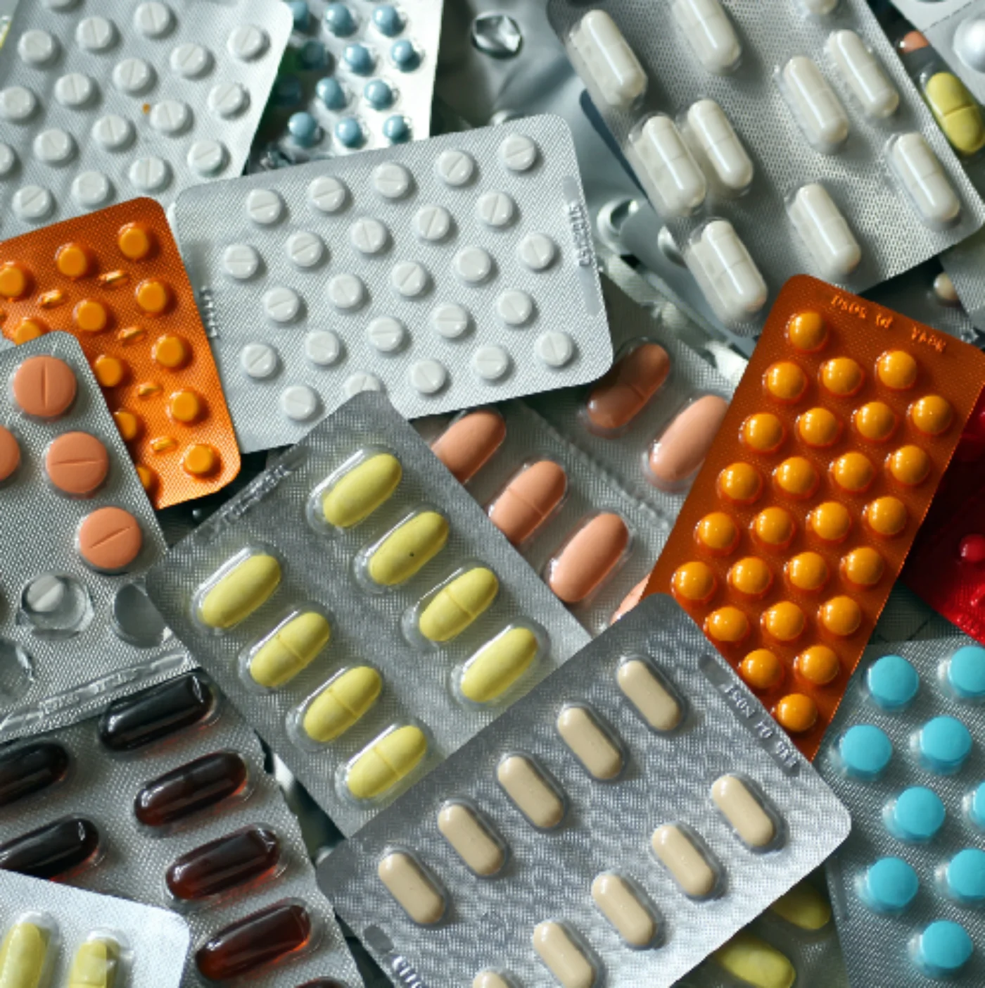 Blísteres de medicamentos y cápsulas para tratamiento digestivo