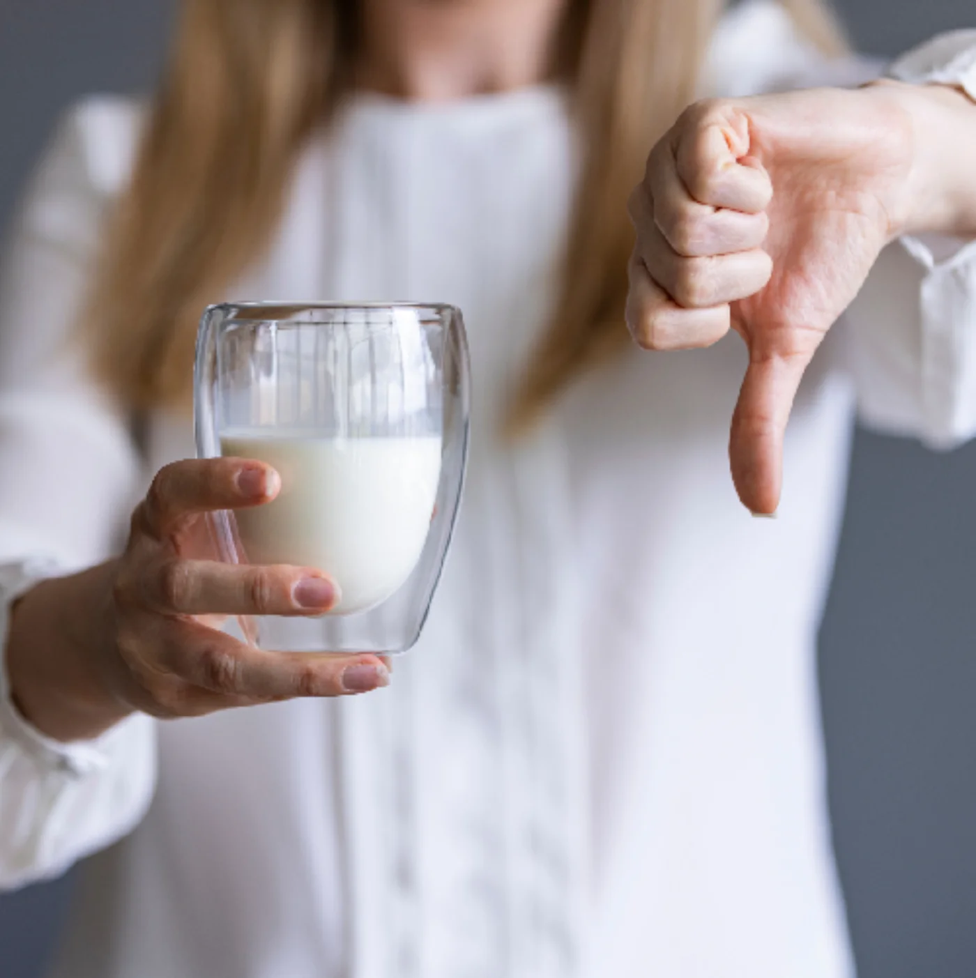 Mujer rechaza vaso de leche por intolerancia a la lactosa