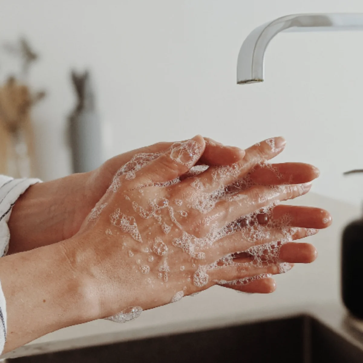 Lavado de manos Manos lavándose para la higiene y la prevención de la diarrea