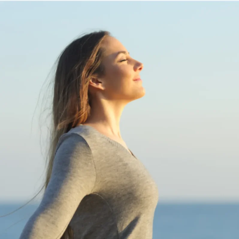 Mujer respirando profundamente