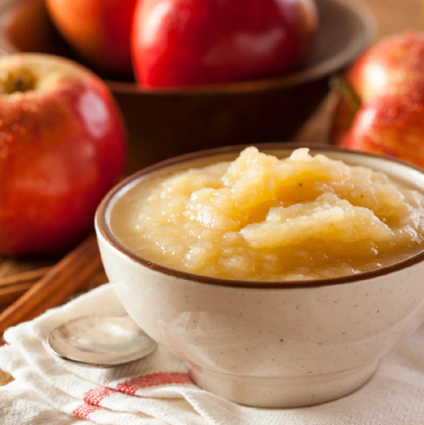 Puré de manzana Puré de manzana en un tazón