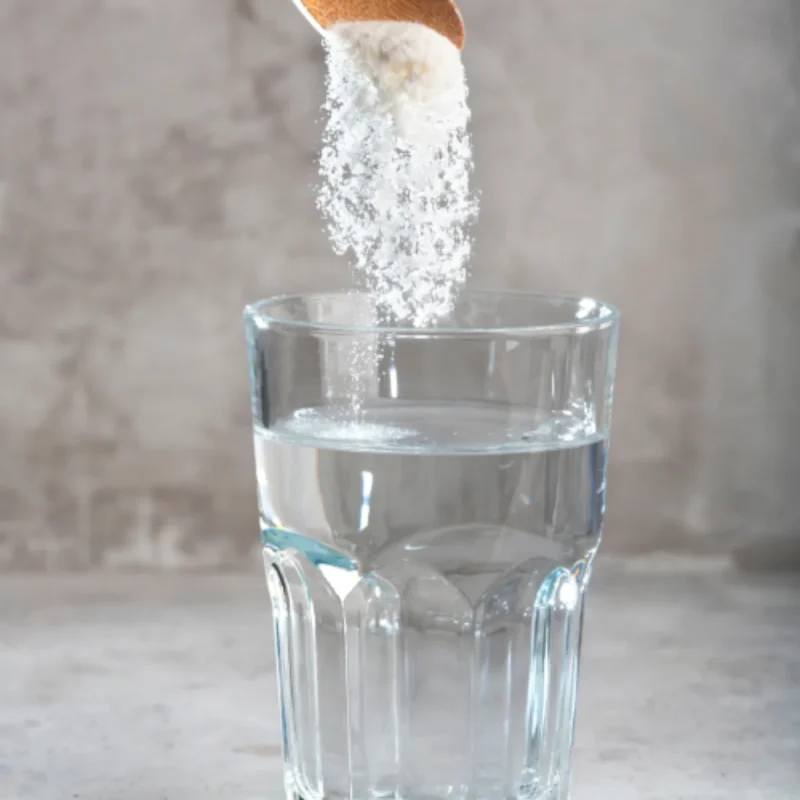 Vaso con solución de rehidratación elaborada con agua, azúcar y sales