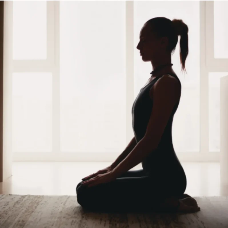 Persona meditando